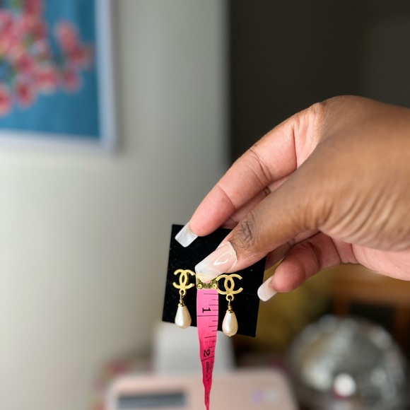 EUC~ CHANEL Vintage Clip-on Pearl Drop Earrings w/ COA 😍 - Picture 12 of 12